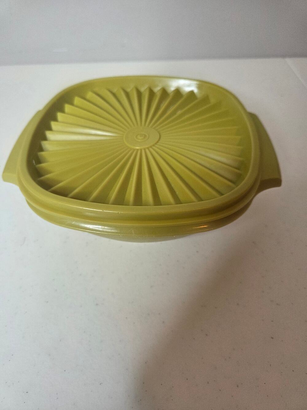 Vintage Tupperware Avocado Green Seralier 4 Cup Square Bowl 840‑8 Starburst Lid